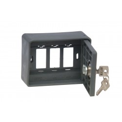 Telaio porta apparecchi con chiusino applicabile su scatola a 3 moduli