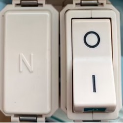 Interruttore automatico magnetotermico bipolare con un polo protetto